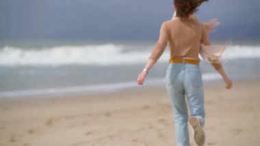 Mutlu kız plajda çalışan 