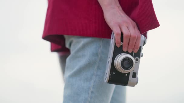 Mano femenina sosteniendo una cámara retro — Vídeos de Stock