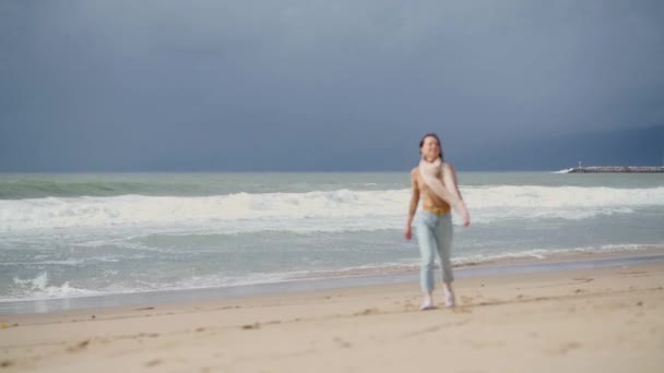 Chica sonriente en California — Vídeo de stock