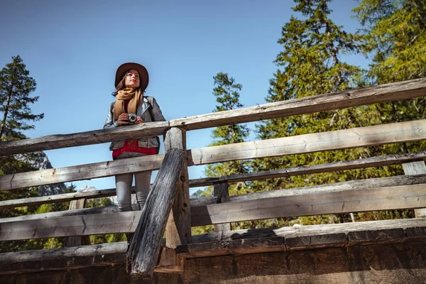 Young woman with a retro camera outdoors — Stock Photo, Image