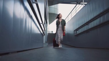 Havaalanında bavulla genç kadın 