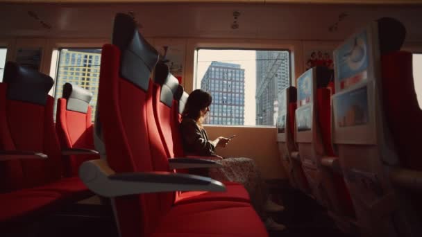 年轻姑娘乘火车旅行 — 图库视频影像