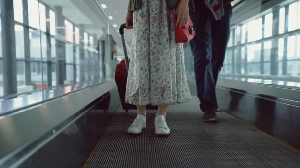 Mladá žena s kufrem na eskalátoru — Stock video