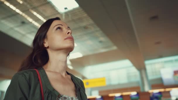 Молодая девушка в аэропорту — стоковое видео