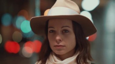 Işıkların arka planda Çekici kız