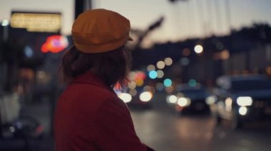 Akşamları Los Angeles sokaklarında genç bir kız