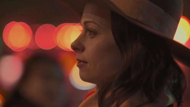 Parlak Işıklar Arka Planda Bir Şapka Güzel Kız — Stok video