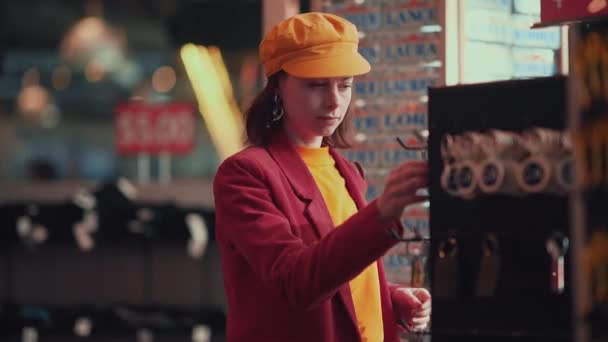 Young Girl Souvenir Shop Los Angeles — Stock Video