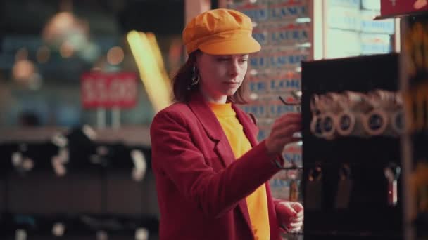 Chica Joven Una Tienda Recuerdos Los Ángeles — Vídeo de stock