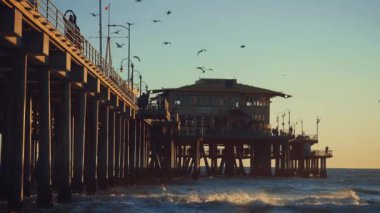 Gün batımında Los Angeles Santa Monica İskelesi