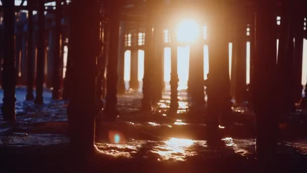 日落在洛杉矶海滩的码头 — 图库视频影像