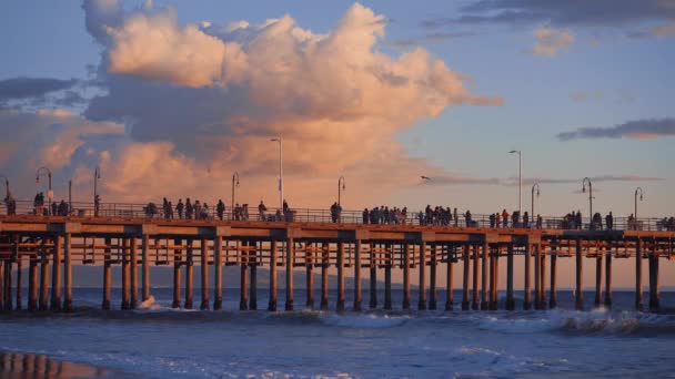 Personas Muelle Santa Mónica California — Vídeo de stock