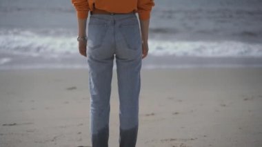 Kaliforniya 'da okyanusa bakan genç bir kız