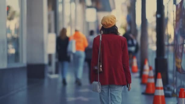 Chica Joven Paseo Fama Hollywood California — Vídeo de stock