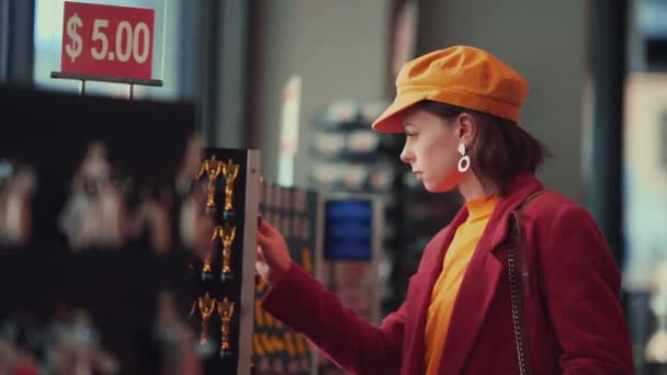 Joven Turista Una Tienda Recuerdos — Vídeos de Stock