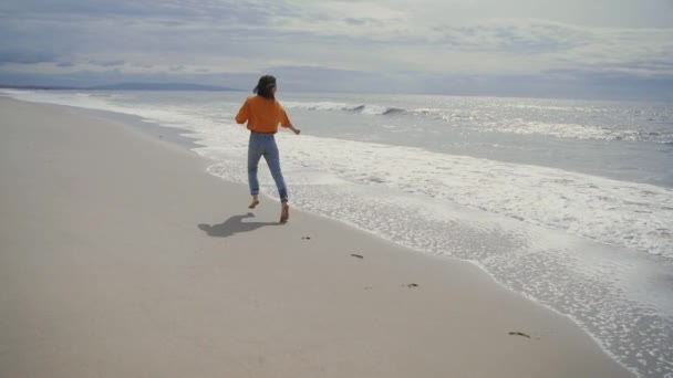 Running Meisje Het Strand Van Santa Monica — Stockvideo