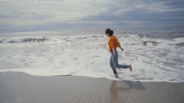 在加州的海滩上跑步的女孩 — 图库视频影像