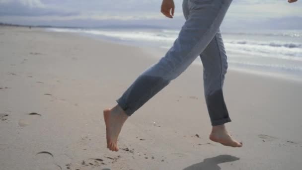 快乐的年轻女孩在沙滩上奔跑 — 图库视频影像
