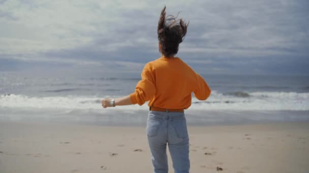 Ευτυχισμένο Ξυπόλυτο Κορίτσι Δίπλα Στον Ωκεανό Στην Καλιφόρνια — Αρχείο Βίντεο