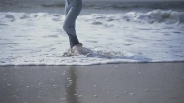 Kaliforniya sahilinde genç bir kadın.