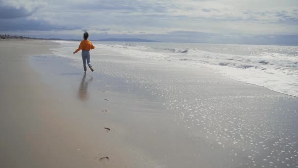 Correndo Menina Feliz Pelo Oceano Califórnia — Vídeo de Stock