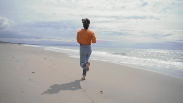 Attrayant Fille Courir Sur Plage Été — Video