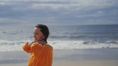 Okyanus tarafından mutlu genç kız