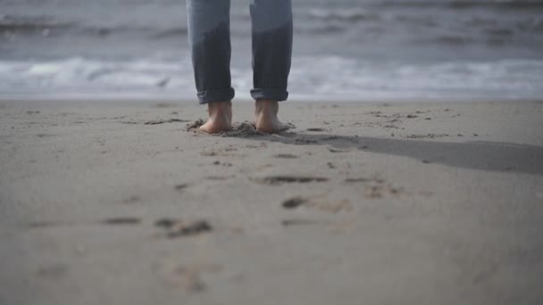 女子赤脚在沙滩上奔跑 — 图库视频影像