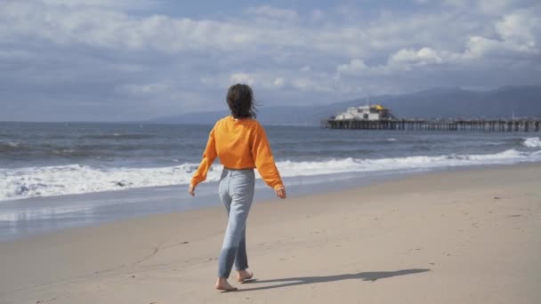 Attraktiv barfota flicka på stranden — Stockvideo