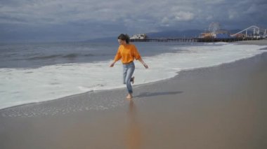 Santa Monica sahilde Mutlu genç kız