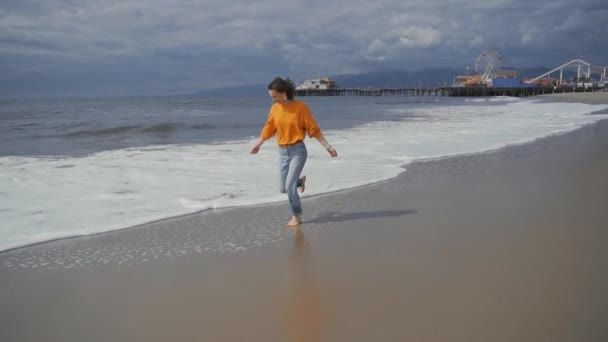 Ευτυχισμένο Νεαρό Κορίτσι Στην Παραλία Στη Σάντα Μόνικα — Αρχείο Βίντεο