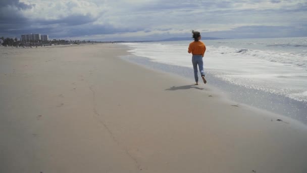 Τρέξιμο Νεαρό Κορίτσι Στην Παραλία Στην Πόλη — Αρχείο Βίντεο