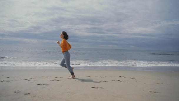 赤脚女孩在沙滩上奔跑 — 图库视频影像