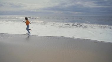 Los Angeles sahilde çalışan kız