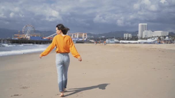 Gelukkig Meisje Het Strand Santa Monica Californië — Stockvideo