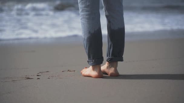 Correre Piedi Nudi Ragazza Sulla Spiaggia Vicino — Video Stock