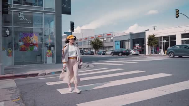 Ragazza Attraente Con Una Macchina Fotografica Retrò Los Angeles — Video Stock