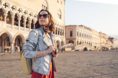 San Marco Meydanı 'nda genç bir fotoğrafçı.