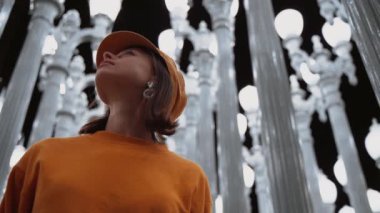 Geceleri Los Angeles 'ta bir müzede genç kız