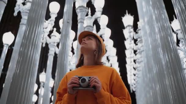 Attraente Ragazza Con Una Fotocamera Retrò Alle Luci Los Angeles — Video Stock