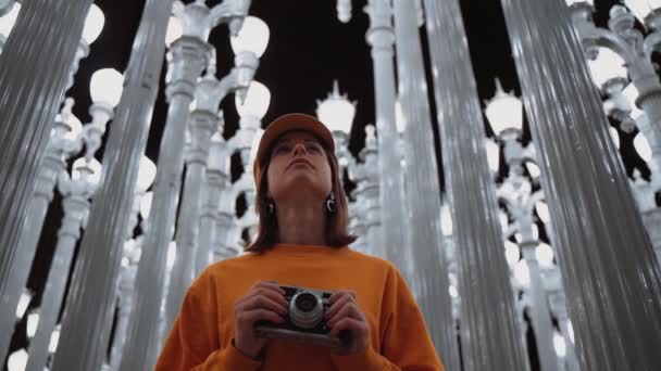 Jovem Turista Com Câmera Retro Por Lâmpadas Noite — Vídeo de Stock