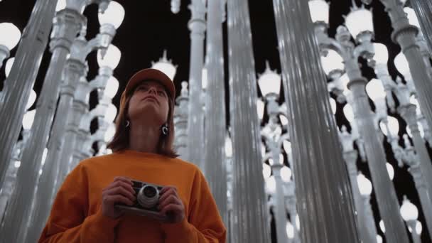 Giovane Ragazza Con Una Fotocamera Retrò Notte — Video Stock