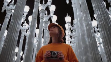 Los Angeles Müzesi 'nde bir retro kamera ile genç kız