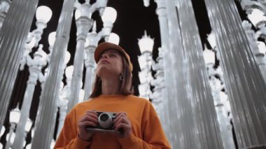 Los Angeles ışıklar bir retro kamera ile genç kız