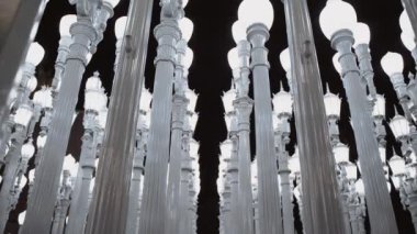 Los Angeles 'ta bir müzede lambaların montajı