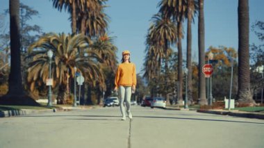 Los Angeles 'ta bir kamera ile genç turist