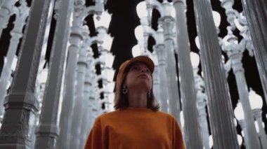 Los Angeles 'ta Fenerler arasında yürüyen genç kız