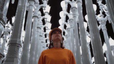 Los Angeles sanat müzesinde genç turist