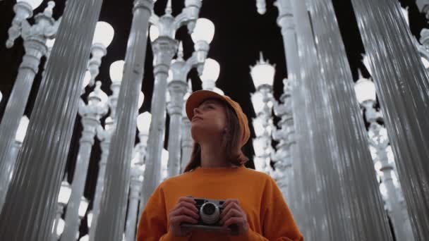 Giovane Ragazza Con Una Macchina Fotografica Retrò Los Angeles Museum — Video Stock