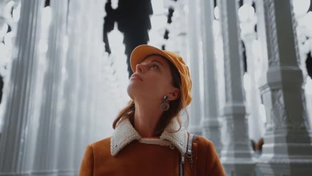 Gadis Yang Menarik Dalam Topi Lampu Los Angeles — Stok Video